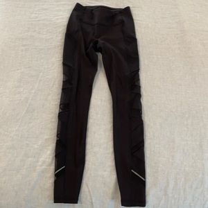 Lululemon Leggings w/Mesh Sides and Pockets